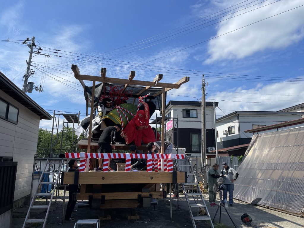 西部若者曳山さまに人形を飾りました。